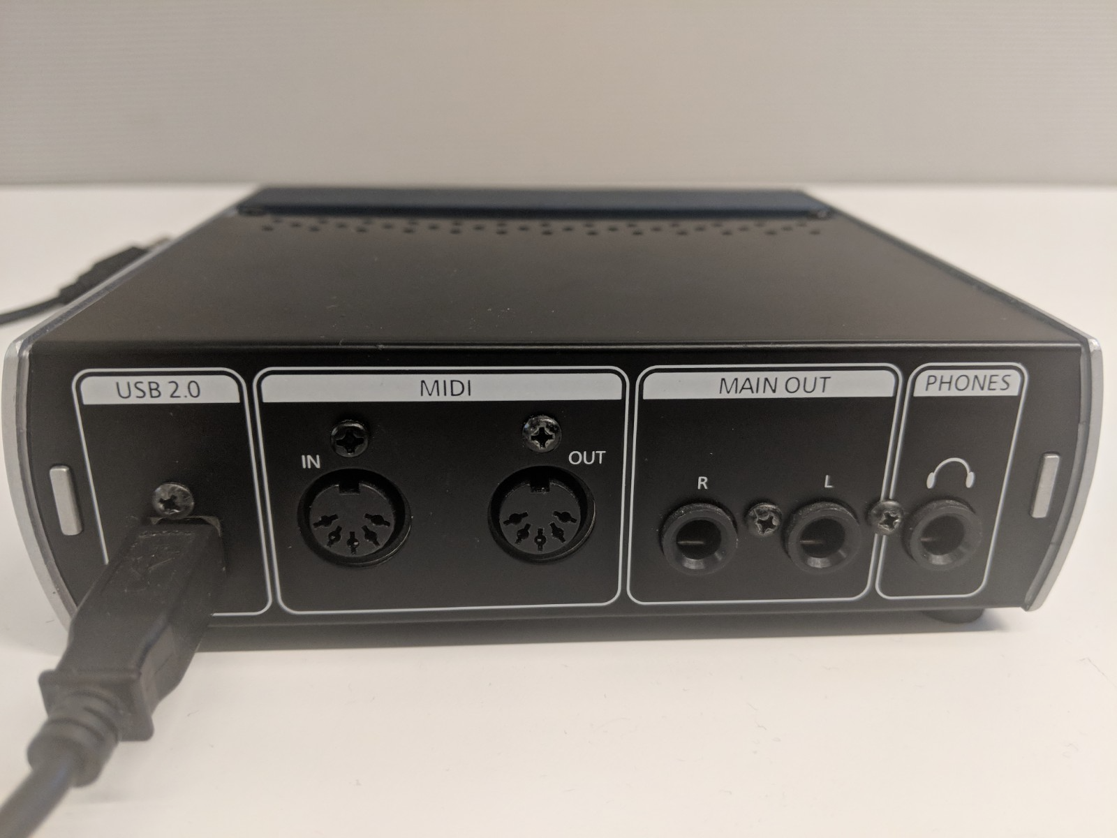 USB עם MIDI מאחור
