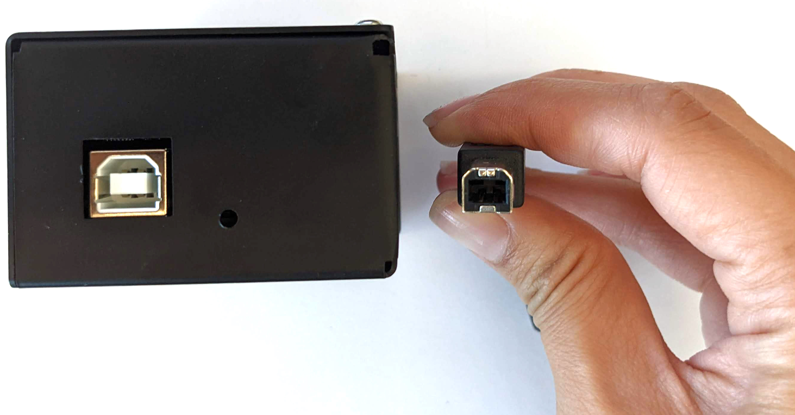 Menghubungkan kotak kontrol servo ke mesin host