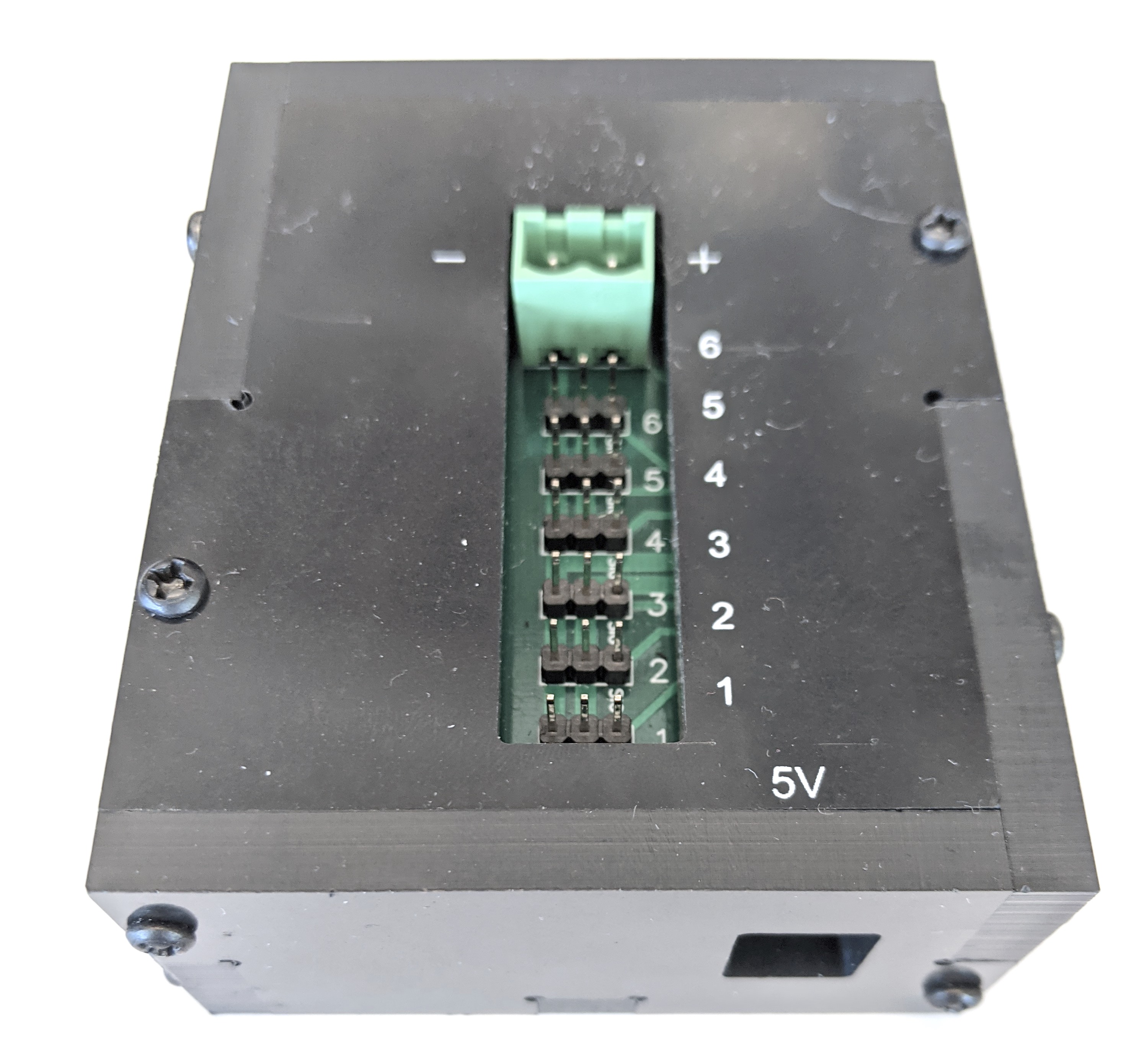 Controlador Arduino de 6 canais com abertura para adaptador de energia de 5V