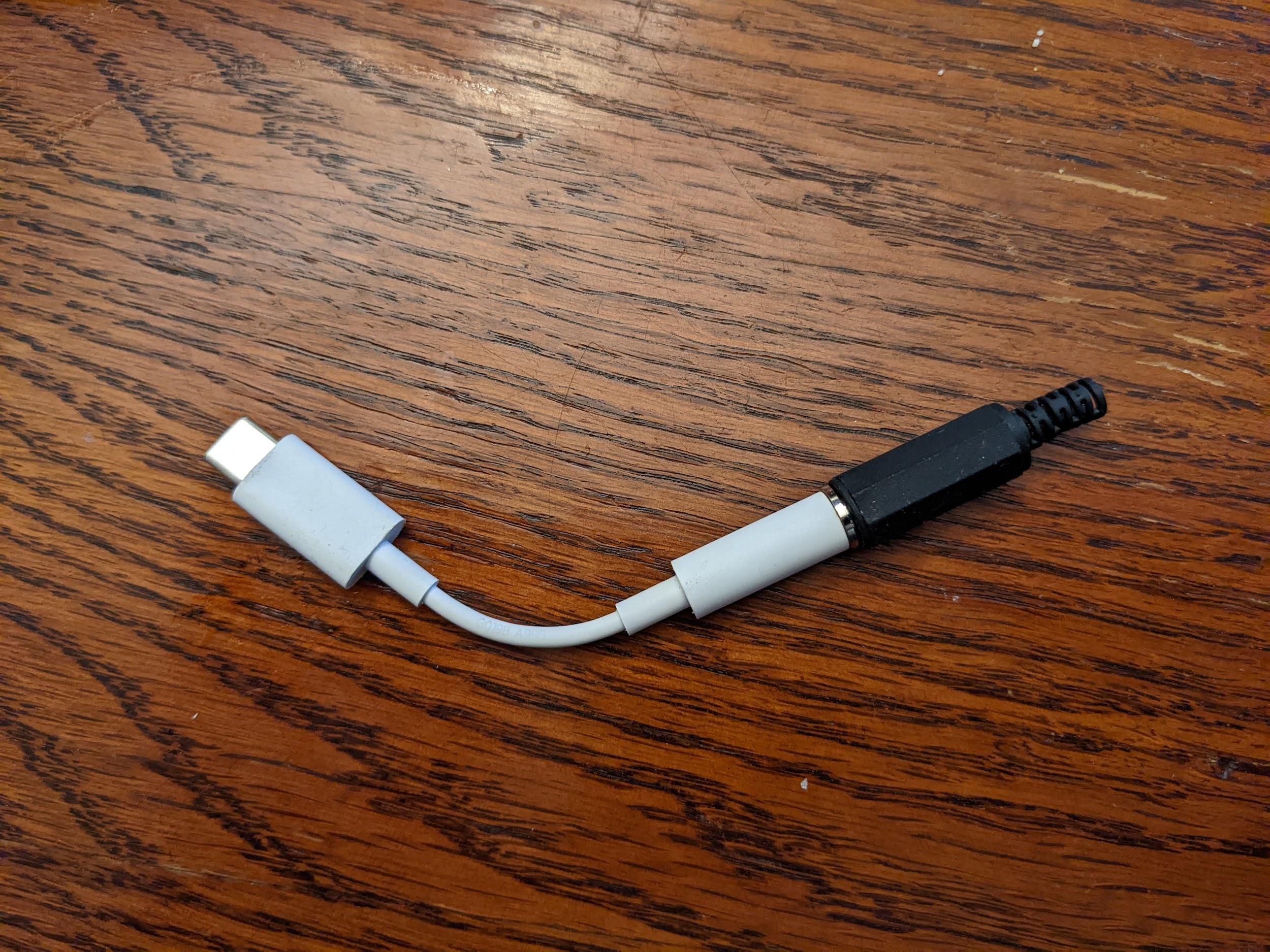 Prise de bouclage audio connectée à un adaptateur USB vers analogique