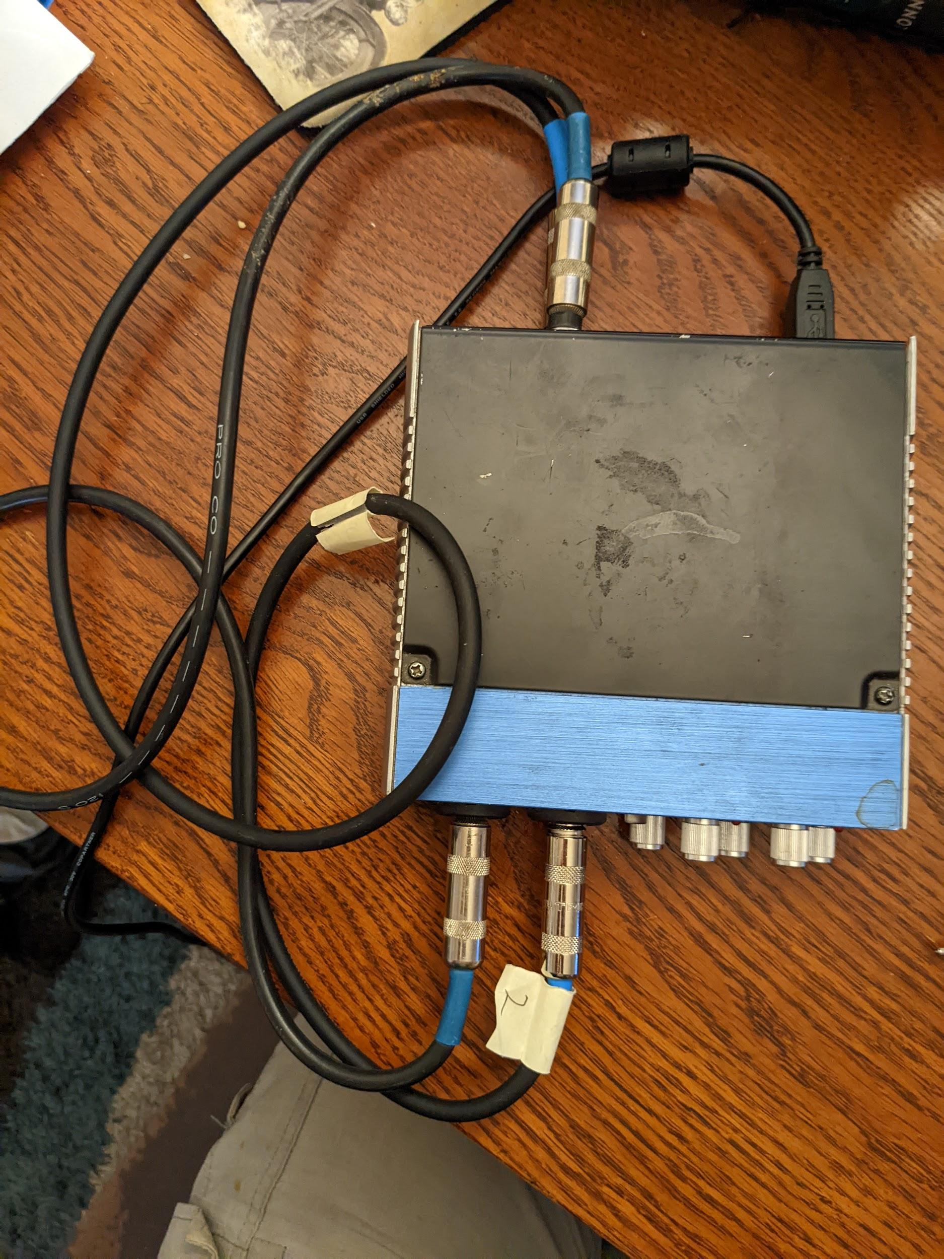 Thiết bị kết nối âm thanh qua cổng USB, trên cùng