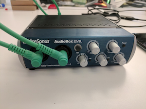 यूएसबी ऑडियो इंटरफ़ेस के सामने का हिस्सा