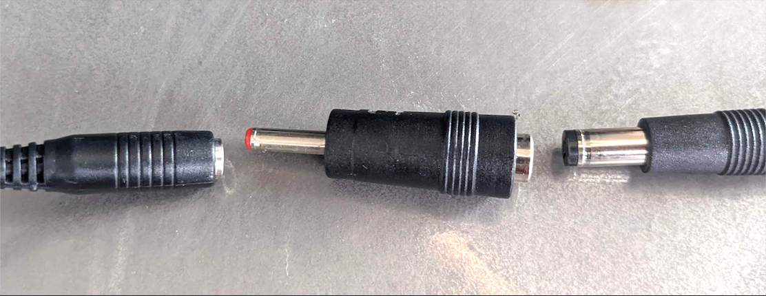 Konverter von 3,5 mm × 1,35 mm-Stecker zu 5,5 mm × 2,1 mm-Buchse