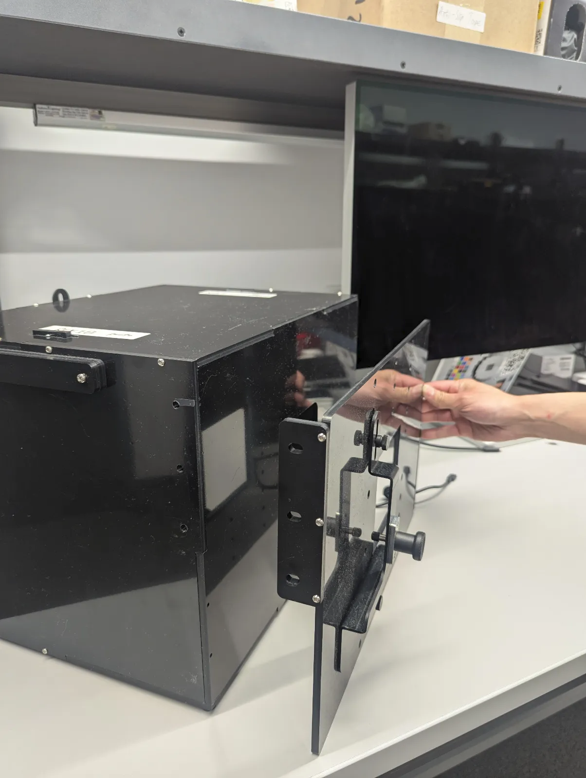 Desconecta el equipo de prueba de WFoV de la extensión y quita el soporte para el teléfono.