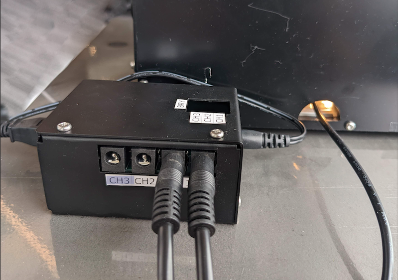 برق روشنایی و شارژر 12 ولت متصل به کنترلر اندروید 13