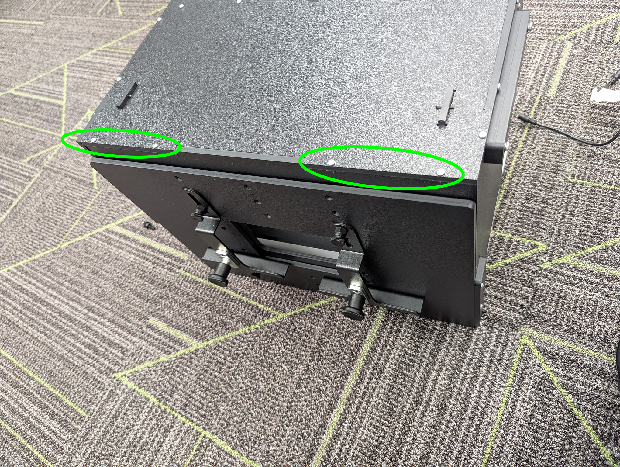 Tháo các vít của bộ chuyển đổi mô-đun