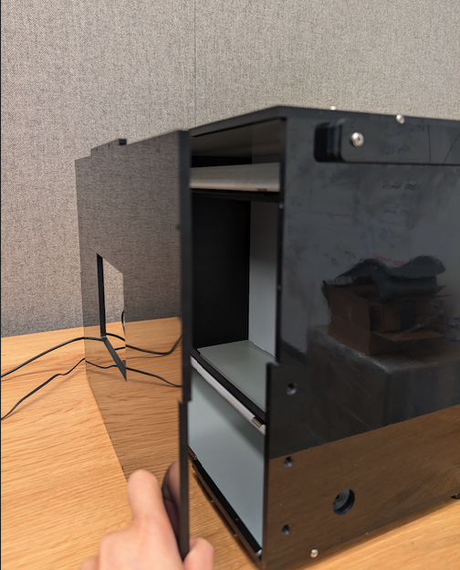 मॉड्यूलर फ़ोन की प्लेट हटा दी गई है