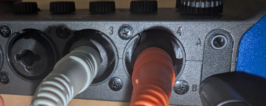 Zoom AMS-44 output B connections