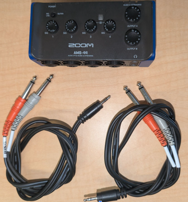 Zoom AMS-44 and cables
