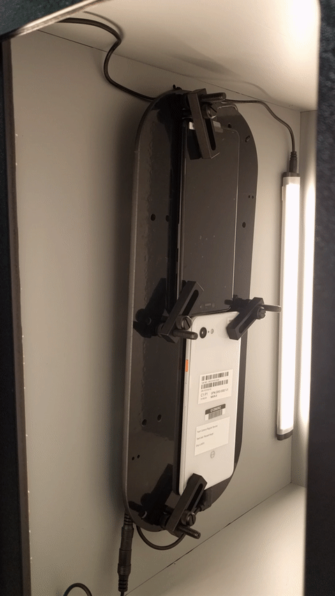 Движение телефона в испытательном стенде