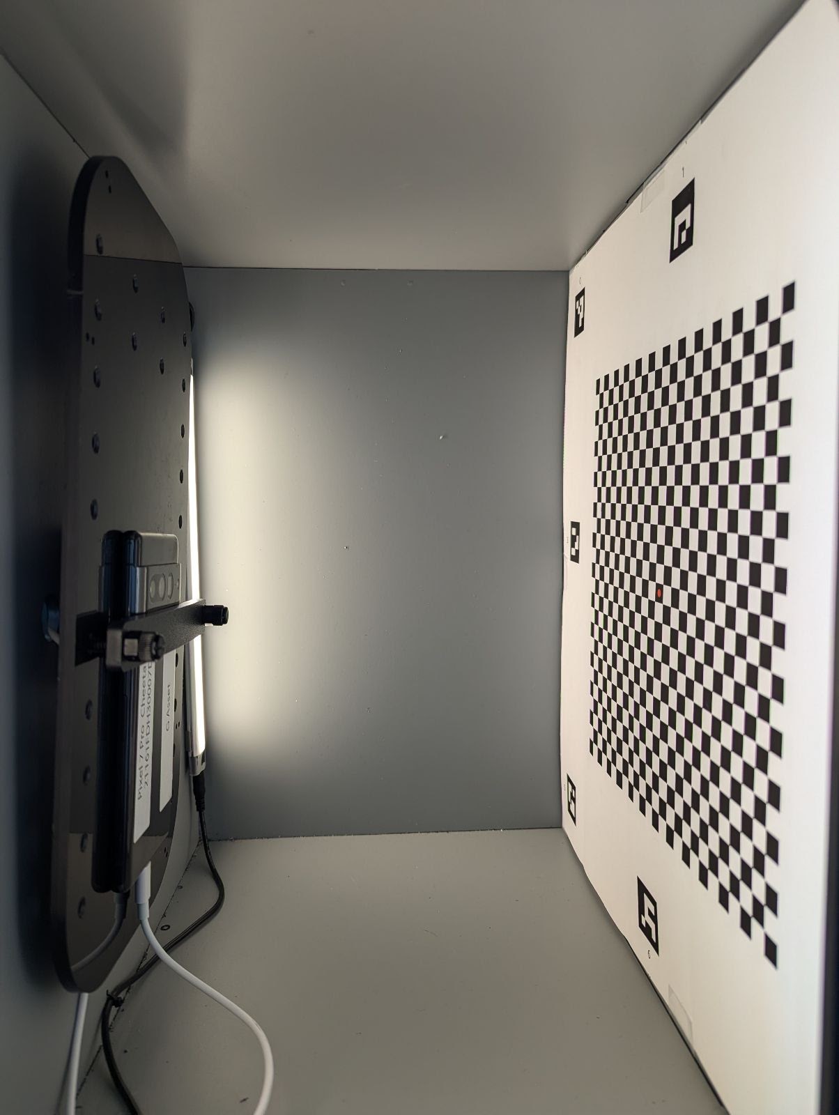 Schachbrettmuster an der gegenüberliegenden Wand der Telefonhalterung angebracht