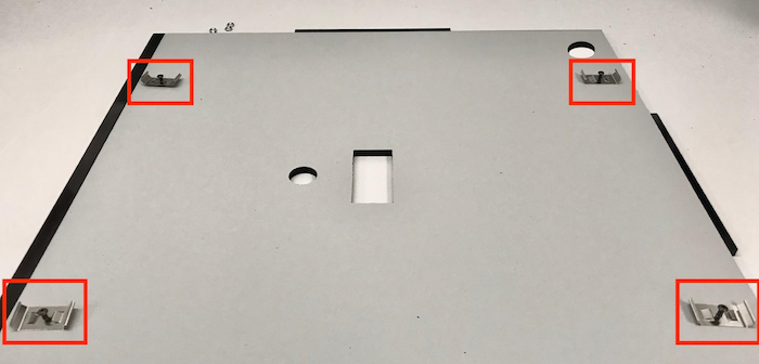 Vít và giá đỡ trên tường trong nhà