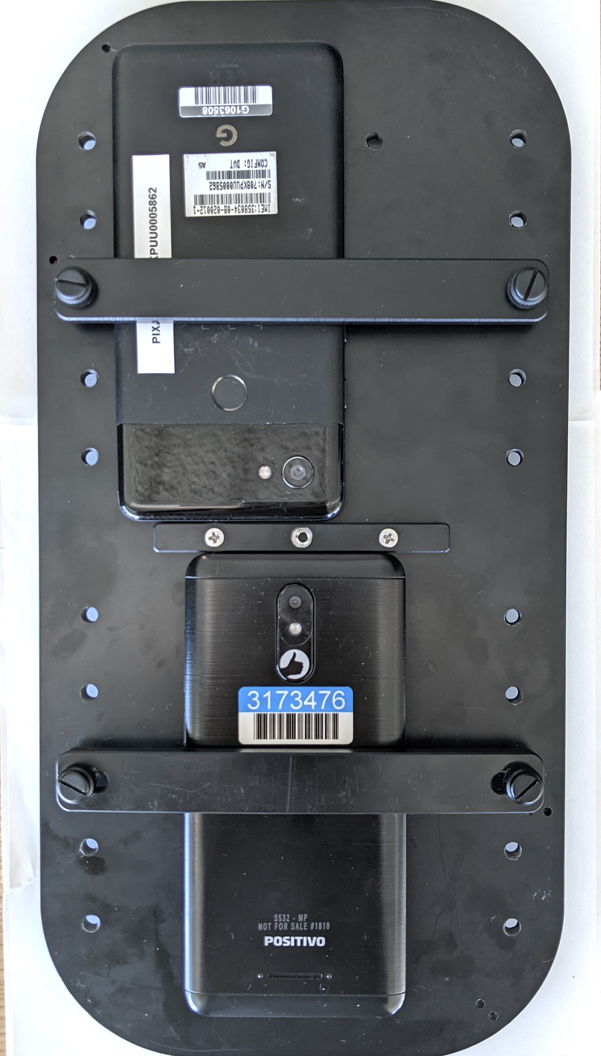 Melampirkan ponsel pada perlengkapan