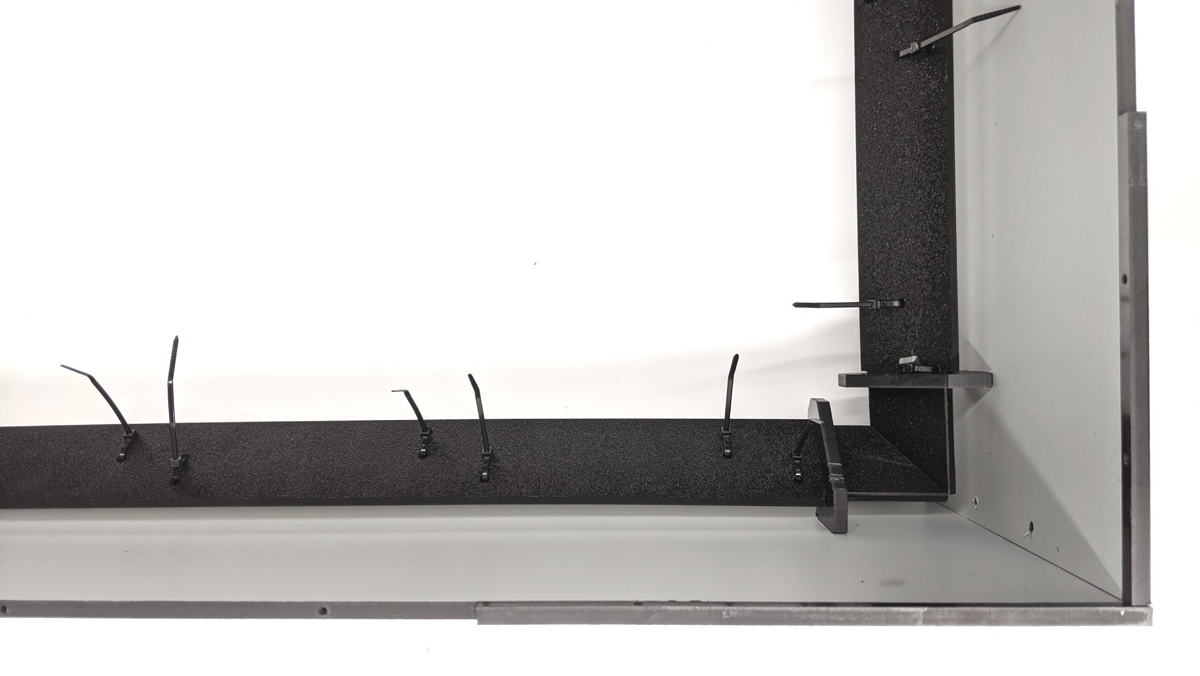 Kabelbinder, mit denen LED-Streifen befestigt sind